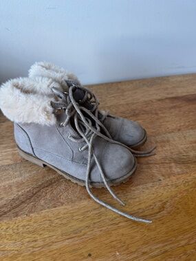 Size 11 Kids Old Navy fur lined ankle boots
